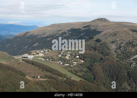 Vista della Pintura un piccolo villaggio di sci alta sui Monti Sibillini. Foto Stock