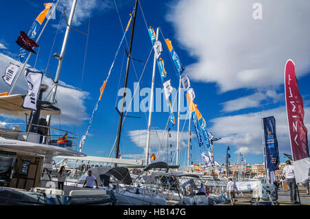 VALENCIA, Spagna - 5 novembre 2016. Il Valencia Boat Show di Marina Real Juan Carlos I, vecchio porto sulla costa del mare Mediterraneo Foto Stock