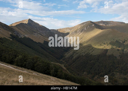 La vista della valle del Fargno da Pintura nel Parco Nazionale dei Monti Sibillini Foto Stock