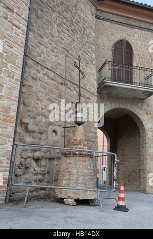 Terremoto gli edifici danneggiati nella graziosa collina città di Gualdo, Marche, Italia Foto Stock