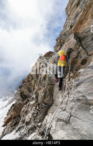 Avvicinando Gnifetti Rifugio Monte Rosa imponenti montagne, Alpi, Italia, Europa, UE Foto Stock