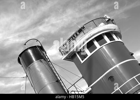 Hercules, ancorata al San Francisco Harbour, contro il cielo blu - nero e il rendering del bianco Foto Stock