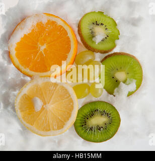 Gustoso, congelati, frutta colorata su sfondo di neve Foto Stock