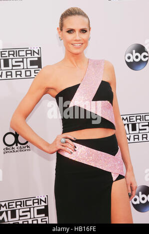 Modello di Heidi Klum arriva per la American Music Awards presso il Nokia Theatre di Los Angeles Vivere il 23 novembre 2014 a Los Angeles, California. Foto Stock