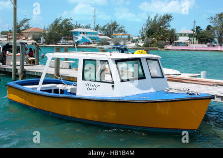 Il taxi acqueo da grande Exuma a calza Island, Bahamas Foto Stock