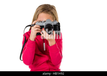 Ragazza giovane di guardare attraverso il mirino di un vintage fotocamera reflex isolato su uno sfondo bianco Foto Stock