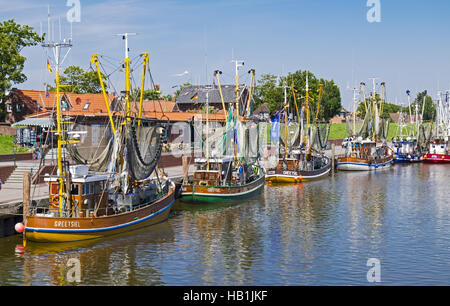 Gamberetti le barche nel porto di Greetsiel Foto Stock