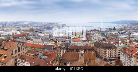 Città di Ginevra, Svizzera. Paesaggio urbano panoramica della vecchia area centrale e il Lago di Ginevra, foto scattata da St. Pierre punto di vista cattedrale Foto Stock