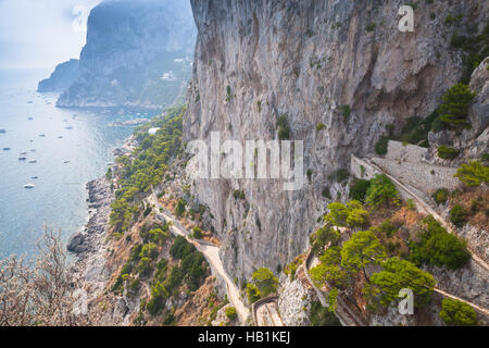 Costiera di strada di montagna sulle rocce di isola di Capri, Italia Foto Stock