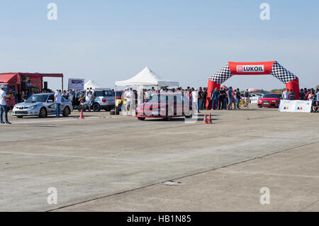 Rosso e vetture argenteo attendere per il team iniziare su Resinge's trascina Foto Stock