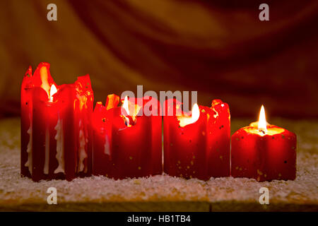 Quattro red christmas candle per l Avvento. Foto Stock