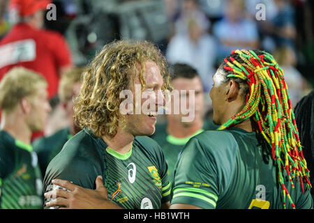 DUBAI, UAE, 3 Dic 2016. Giocatori sudafricani celebrare dopo aver vinto il Mondiale HSBC Rugby Sevens Series Cup match finale al Dubai Rugby Sevens 2016 torneo. Sud Africa battere i vincitori dell'anno scorso Figi a conquistare il titolo 26 a 14 Credito: Feroz Khan/Alamy Live News Foto Stock