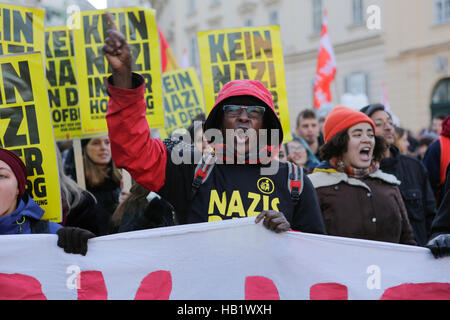 Vienna, Austria. Il 3° dicembre 2016. Un manifestante grida slogan alla marcia di protesta. Circa un centinaio di manifestanti hanno marciato attraverso Vienna un giorno in anticipo austriache della elezione presidenziale, protestando contro la rightwing candidato per le elezioni, Norbert Hofer. Foto Stock