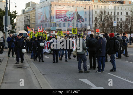 Vienna, Austria. Il 3° dicembre 2016. Gli ufficiali di polizia marzo in vista della marcia di protesta. Circa un centinaio di manifestanti hanno marciato attraverso Vienna un giorno in anticipo austriache della elezione presidenziale, protestando contro la rightwing candidato per le elezioni, Norbert Hofer. Foto Stock