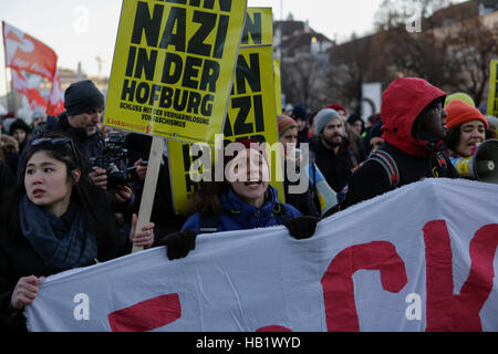 Vienna, Austria. Il 3° dicembre 2016. Un manifestante grida slogan alla marcia di protesta. Circa un centinaio di manifestanti hanno marciato attraverso Vienna un giorno in anticipo austriache della elezione presidenziale, protestando contro la rightwing candidato per le elezioni, Norbert Hofer. Foto Stock