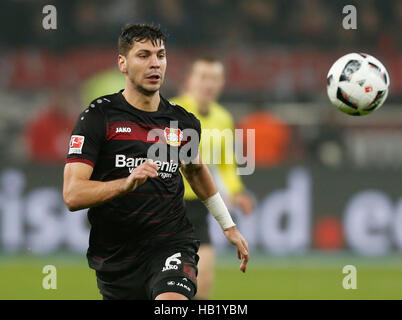 Leverkusen, Germania. 03 Dic, 2016. Bundesliga giornata 13, Bayer 04 Leverkusen vs SC Freiburg: Aleksandar Dragovic (Leverkusen) controlla la sfera. Credito: Juergen schwarz/Alamy Live News Foto Stock