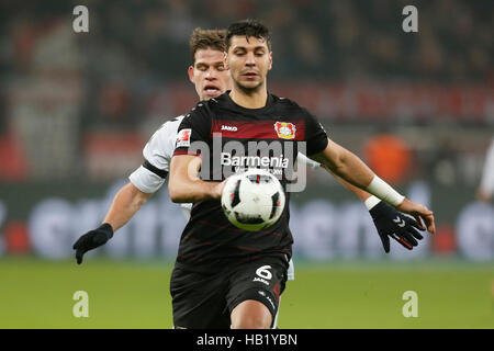 Leverkusen, Germania. 03 Dic, 2016. Bundesliga giornata 13, Bayer 04 Leverkusen vs SC Freiburg: Aleksandar Dragovic (Leverkusen) controlla la sfera vs Florian Niederlechner (Freiburg). Credito: Juergen schwarz/Alamy Live News Foto Stock