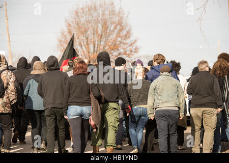 Diversi manifestanti hanno colpito le strade di contro-protestare contro la prevista KKK Trump Victory Parade di va e NC. Foto Stock