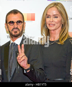 Washington DC, Stati Uniti d'America. 3 dicembre, 2016. Ringo Starr e Barbara Bach arrivano per la formale dell'artista la cena in onore di destinatari del 39th annuale di Kennedy Center Honors ospitato dal Segretario di Stato statunitense John F. Kerry presso l'U.S. Il Dipartimento di Stato a Washington, DC il Sabato 3 dicembre, 2016. Il 2016 honorees sono: pianista argentina Martha Argerich; rock band The Eagles; schermo e attore di scena Al Pacino; vangelo e cantante di blues Mavis Staples; e musicista James Taylor. Credito: MediaPunch Inc/Alamy Live News Foto Stock