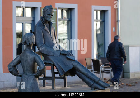 Naumburg, Germania. 2° dic, 2016. Il memoriale di Nietzsche dello scultore da Magdeburg Heinrich Apel è fotografato in Naumburg, Germania, 2 dicembre 2016. Una speciale Nietzsche memorial anello con presunti peli dal filosofo che ha vissuto tra il 1844 e il 1900 saranno esposti fino alla fine del mese di maggio 2017 in Naumburg. © dpa/Alamy Live News Foto Stock