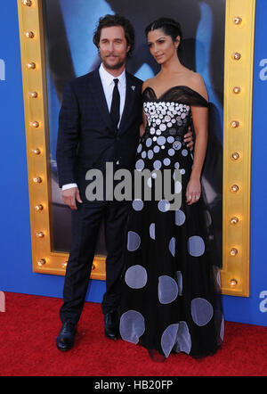 Los Angeles, CA, Stati Uniti d'America. 3 dicembre, 2016. 03 Dicembre 2016 - Beverly Hills, la California. Matthew McConaughey Camila Alves. Premiere di Universal Pictures' "ing" tenutosi presso il Teatro di Microsoft. Photo credit: Birdie Thompson/AdMedia Credito: Birdie Thompson/AdMedia/ZUMA filo/Alamy Live News Foto Stock