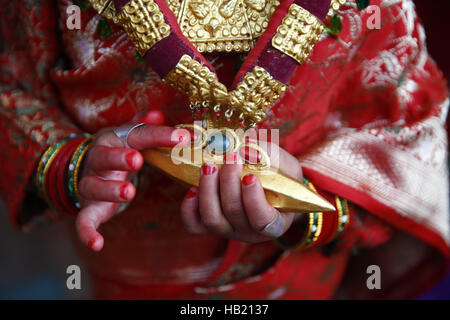 Bhaktapur, Nepal. 4° dic, 2016. Ornamenti di un Nepalese ragazza Newar sono illustrati durante il Bel Biwah o Ehee rituali in Bhaktapur, Nepal, domenica 4 dicembre, 2016. Pre le ragazze adolescenti dalla comunità Newar sposarsi per tre volte, la prima per il Bel santa o frutta, il secondo è il matrimonio con il sole e il terzo un vero marito. Eseguire questi rituali per ward spiriti malvagi, ma soprattutto per proteggere la sua dalla vedovanza detiene la cerimonia rituale. Credito: Skanda Gautam/ZUMA filo/Alamy Live News Foto Stock