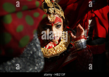 Bhaktapur, Nepal. 4° dic, 2016. Un Newar Nepalese ragazza prende parte ad una cerimonia di preghiera durante il Bel Biwah o Ehee rituali in Bhaktapur, Nepal, domenica 4 dicembre, 2016. Pre le ragazze adolescenti dalla comunità Newar sposarsi per tre volte, la prima per il Bel santa o frutta, il secondo è il matrimonio con il sole e il terzo un vero marito. Eseguire questi rituali per ward spiriti malvagi, ma soprattutto per proteggere la sua dalla vedovanza detiene la cerimonia rituale. Credito: Skanda Gautam/ZUMA filo/Alamy Live News Foto Stock