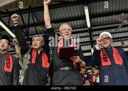 Kuala Lumpur, Malesia. 4° dic, 2016. Il primo ministro della Malaysia, Najib Tun Razak gesti durante l'invio di etnia Rohingya profughi musulmani durante un raduno a Titiwangsa Stadium di Kuala Lumpur su dicembre 04, 2016 contro la persecuzione dei Rohingya musulmani in Myanmar. © Chris Jung/ZUMA filo/Alamy Live News Foto Stock