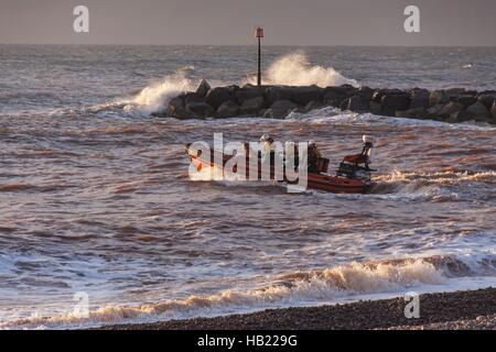 Sidmouth, Devon, 4 Dic 16. L'equipaggio di Sidmouth scialuppa di salvataggio lancio dalla loro appositamente adattato il trattore sulla spiaggia di roccia argillosa a Sidmouth, nel Devon. Non fa parte della RNLI, la città alla scialuppa di salvataggio è indipendentemente finanziato dalla Comunità, e copre 150 miglia quadrate del mare. Si chiama fuori 16 volte quest'anno, hanno di recente salvato un Labrador (Star) che era caduta da una scogliera a pochi chilometri lungo la costa. Nella foto di questa mattina il lancio su un esercizio in un grande rigonfiamento, il conducente del trattore richiede molta abilità e nervose come l'equipaggio. Foto Tony Charnock / Alamy Live News Foto Stock