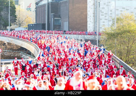 Liverpool, Regno Unito. 4° dic, 2016. Migliaia hanno preso parte a una Santa Dash fun run nel centro di Liverpool, domenica 4 dicembre, 2016. I partecipanti indossato Santa abiti in rosso, per Liverpool e il blu per Everton per 5 km girare intorno al centro della città. Credito: Chris Middleton/Alamy Live News Foto Stock