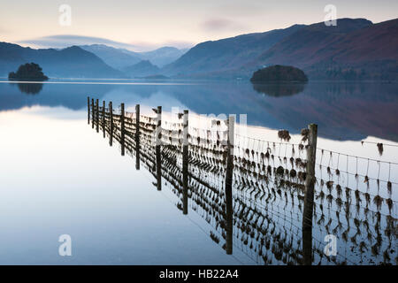 Derwentwater, Keswick, Cumbria, Regno Unito. 4° dic, 2016. Alba sul lago all'inizio di un gelido e giornata soleggiata nel distretto del lago. Il freddo e chiaro wintery Meteo previsioni è continuare fino a metà settimana. Credito: Julian Eales/Alamy Live News Foto Stock