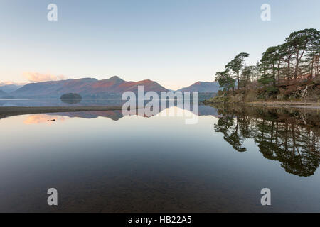 Derwentwater, Keswick, Cumbria, Regno Unito. 4° dic, 2016. Alba sul lago all'inizio di un gelido e giornata soleggiata nel distretto del lago. Il freddo e chiaro wintery Meteo previsioni è continuare fino a metà settimana. Credito: Julian Eales/Alamy Live News Foto Stock