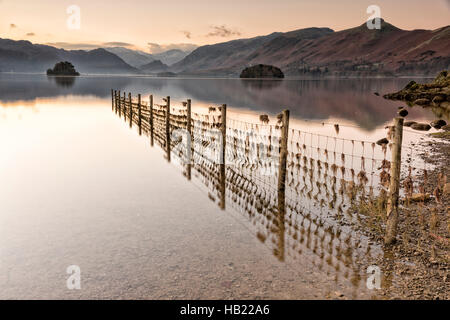 Derwentwater, Keswick, Cumbria, Regno Unito. 4° dic, 2016. Alba sul lago all'inizio di un gelido e giornata soleggiata nel distretto del lago. Il freddo e chiaro wintery Meteo previsioni è continuare fino a metà settimana. Credito: Julian Eales/Alamy Live News Foto Stock