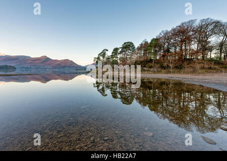 Derwentwater, Keswick, Cumbria, Regno Unito. 4° dic, 2016. Alba sul lago all'inizio di un gelido e giornata soleggiata nel distretto del lago. Il freddo e chiaro wintery Meteo previsioni è continuare fino a metà settimana. Credito: Julian Eales/Alamy Live News Foto Stock