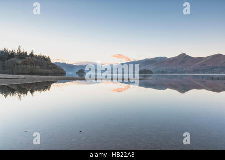Derwentwater, Keswick, Cumbria, Regno Unito. 4° dic, 2016. Alba sul lago all'inizio di un gelido e giornata soleggiata nel distretto del lago. Il freddo e chiaro wintery Meteo previsioni è continuare fino a metà settimana. Credito: Julian Eales/Alamy Live News Foto Stock