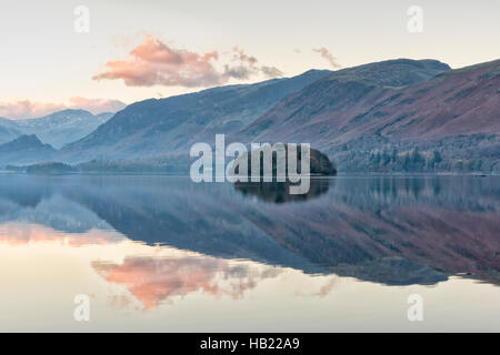 Derwentwater, Keswick, Cumbria, Regno Unito. 4° dic, 2016. Alba sul lago all'inizio di un gelido e giornata soleggiata nel distretto del lago. Il freddo e chiaro wintery Meteo previsioni è continuare fino a metà settimana. Credito: Julian Eales/Alamy Live News Foto Stock