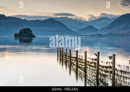 Derwentwater, Keswick, Cumbria, Regno Unito. 4° dic, 2016. Alba sul lago all'inizio di un gelido e giornata soleggiata nel distretto del lago. Il freddo e chiaro wintery Meteo previsioni è continuare fino a metà settimana. Credito: Julian Eales/Alamy Live News Foto Stock