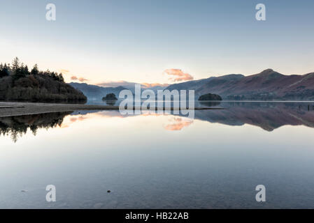 Derwentwater, Keswick, Cumbria, Regno Unito. 4° dic, 2016. Alba sul lago all'inizio di un gelido e giornata soleggiata nel distretto del lago. Il freddo e chiaro wintery Meteo previsioni è continuare fino a metà settimana. Credito: Julian Eales/Alamy Live News Foto Stock