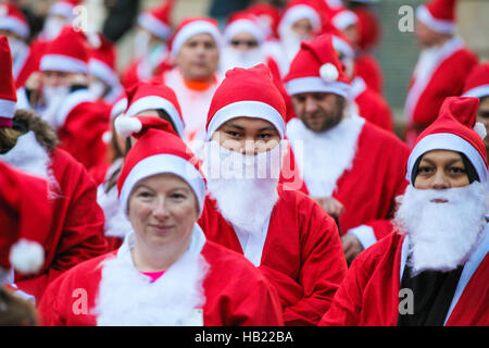 La Cattedrale di St Paul. Londra, UK 4 Dic 2016 centinaia di Santa con vestiti di rosso e barba bianca prendere parte a Santa in 5k Città Natale carità fun run per raccogliere fondi per la loro scelta di carità. Credito: Dinendra Haria/Alamy Live News Foto Stock