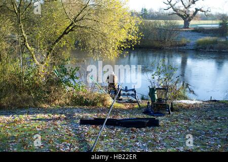 Bracknell, Regno Unito. 4 dicembre, 2016. Firshermen prendendo parte a un concorso su un lago ghiacciato a Westmorland Park, Bracknell Credito: Andrew Spiers/Alamy Live News Foto Stock