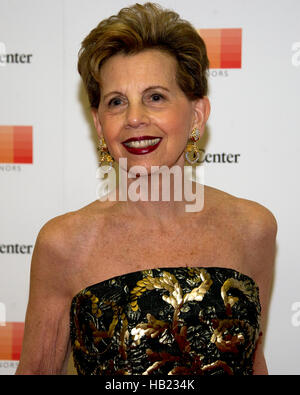 Washington, USA. 03 Dic, 2016. Adrienne Arsht arriva per la formale dell'artista la cena in onore di destinatari del 39th annuale di Kennedy Center Honors ospitato dal Segretario di Stato statunitense John F. Kerry presso l'U.S. Il Dipartimento di Stato a Washington, DC il Sabato 3 dicembre, 2016. Il 2016 honorees sono: pianista argentina Martha Argerich; rock band The Eagles; schermo e attore di scena Al Pacino; vangelo e cantante di blues Mavis Staples; e musicista James Taylor. Credito: Ron Sachs/Piscina via CNP - nessun filo SERVICE - foto: Ron Sachs/consolidato/dpa/Alamy Live News Foto Stock