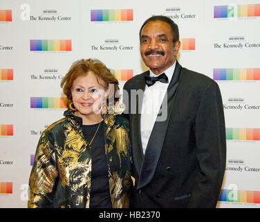 Ex NFL running back Calvin Hill e sua moglie, Janet, arrivare per la formale dell'artista la cena in onore di destinatari del 39th annuale di Kennedy Center Honors ospitato dal Segretario di Stato statunitense John F. Kerry presso l'U.S. Il Dipartimento di Stato a Washington, DC il Sabato 3 dicembre, 2016. Il 2016 honorees sono: pianista argentina Martha Argerich; rock band The Eagles; schermo e attore di scena Al Pacino; vangelo e cantante di blues Mavis Staples; e musicista James Taylor. Credito: Ron Sachs/Piscina via CNP - nessun filo SERVICE - foto: Ron Sachs/consolidato/dpa Foto Stock