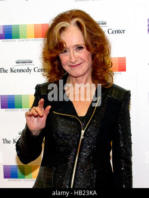 Washington DC, Stati Uniti d'America. 3 dicembre, 2016. Bonnie Raitt arriva per la formale dell'artista la cena in onore di destinatari del 39th annuale di Kennedy Center Honors ospitato dal Segretario di Stato statunitense John F. Kerry presso l'U.S. Il Dipartimento di Stato a Washington, DC il Sabato 3 dicembre, 2016. Il 2016 honorees sono: pianista argentina Martha Argerich; rock band The Eagles; schermo e attore di scena Al Pacino; vangelo e cantante di blues Mavis Staples; e musicista James Taylor. Credito: MediaPunch Inc/Alamy Live News Foto Stock