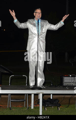 Downey, ca. 3 dicembre, 2016. Charles Phoenix al Charles Phoenix Apollo capsula spaziale Holiday illuminazione e scambio di ciambella partito in cui un effettivo navetta Apollo è illuminato come un albero di Natale presso la Columbia Memorial Space Center a Downey, la California il 3 dicembre 2016. © David Edwards/media/punzone Alamy Live News Foto Stock