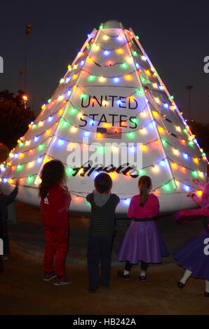 Downey, ca. 3 dicembre, 2016. Charles Phoenix al Charles Phoenix Apollo capsula spaziale Holiday illuminazione e scambio di ciambella partito in cui un effettivo navetta Apollo è illuminato come un albero di Natale presso la Columbia Memorial Space Center a Downey, la California il 3 dicembre 2016. © David Edwards/media/punzone Alamy Live News Foto Stock