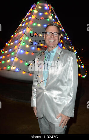 Downey, ca. 3 dicembre, 2016. Charles Phoenix al Charles Phoenix Apollo capsula spaziale Holiday illuminazione e scambio di ciambella partito in cui un effettivo navetta Apollo è illuminato come un albero di Natale presso la Columbia Memorial Space Center a Downey, la California il 3 dicembre 2016. © David Edwards/media/punzone Alamy Live News Foto Stock