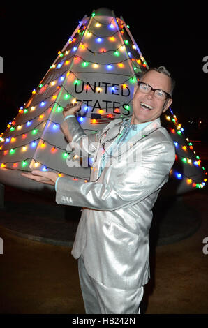 Downey, ca. 3 dicembre, 2016. Charles Phoenix al Charles Phoenix Apollo capsula spaziale Holiday illuminazione e scambio di ciambella partito in cui un effettivo navetta Apollo è illuminato come un albero di Natale presso la Columbia Memorial Space Center a Downey, la California il 3 dicembre 2016. © David Edwards/media/punzone Alamy Live News Foto Stock