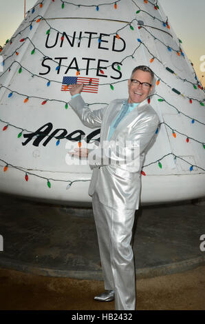 Downey, ca. 3 dicembre, 2016. Charles Phoenix al Charles Phoenix Apollo capsula spaziale Holiday illuminazione e scambio di ciambella partito in cui un effettivo navetta Apollo è illuminato come un albero di Natale presso la Columbia Memorial Space Center a Downey, la California il 3 dicembre 2016. © David Edwards/media/punzone Alamy Live News Foto Stock