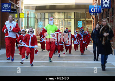 Babbo Natale in The City London ha visto molti dei monumenti storici della città e ha finito lungo la corsia di Paternoster Square Foto Stock