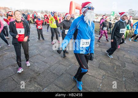 Sopot, Polonia. 4° dic, 2016. Oltre 400 corridori prendere parte al 10 kilmeters Santa carità Clausole di eseguire un Sopot ippodromo. I partecipanti raccolgono per l'Hospice Fondazione letale aiuta i bambini malati. Credito: Michal Fludra/Alamy Live News Foto Stock